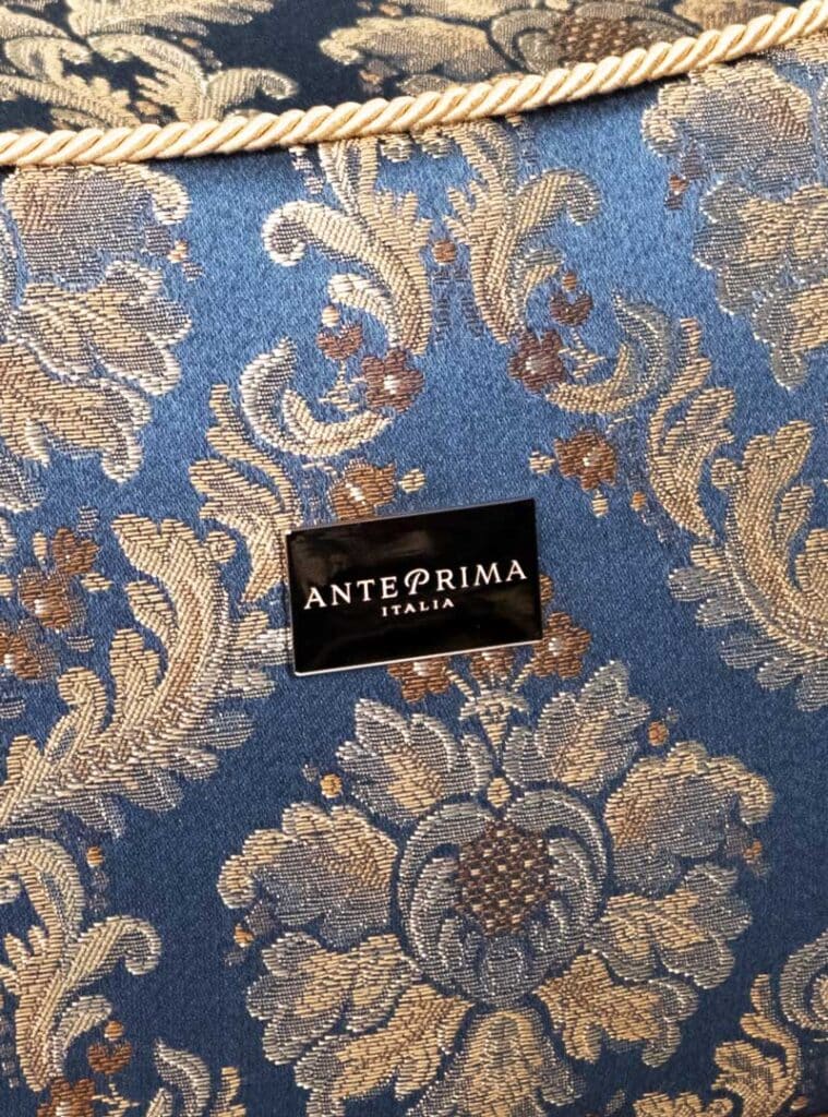 Siena Blue Damask Dogbed anteprima venetian dogbed